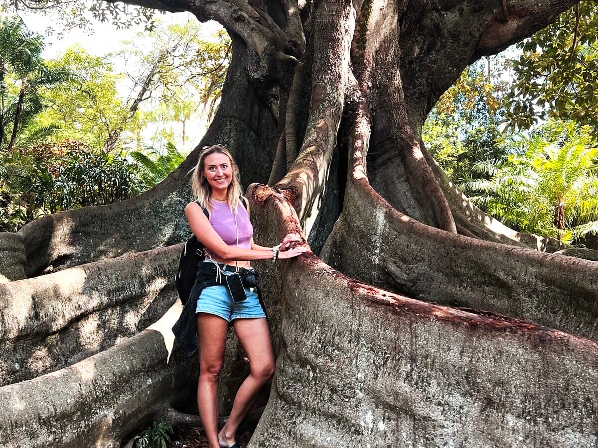 Magda w otoczeniu natury przy majestatycznym drzewie